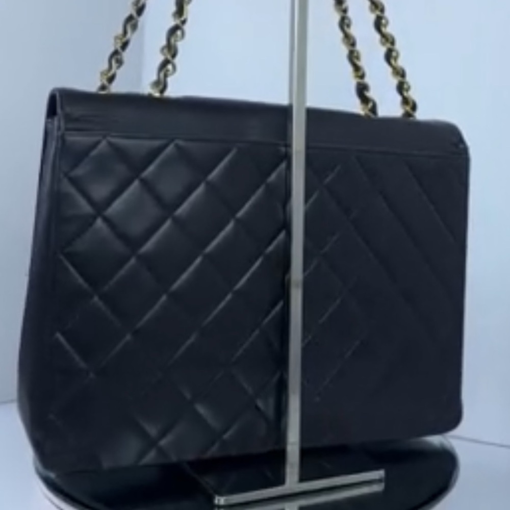 CHANEL Black and Gold Shoulder Bag - Picture 5 of 17